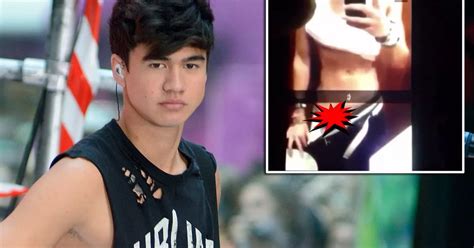 Calum Hood Nude Snapchat Pics!